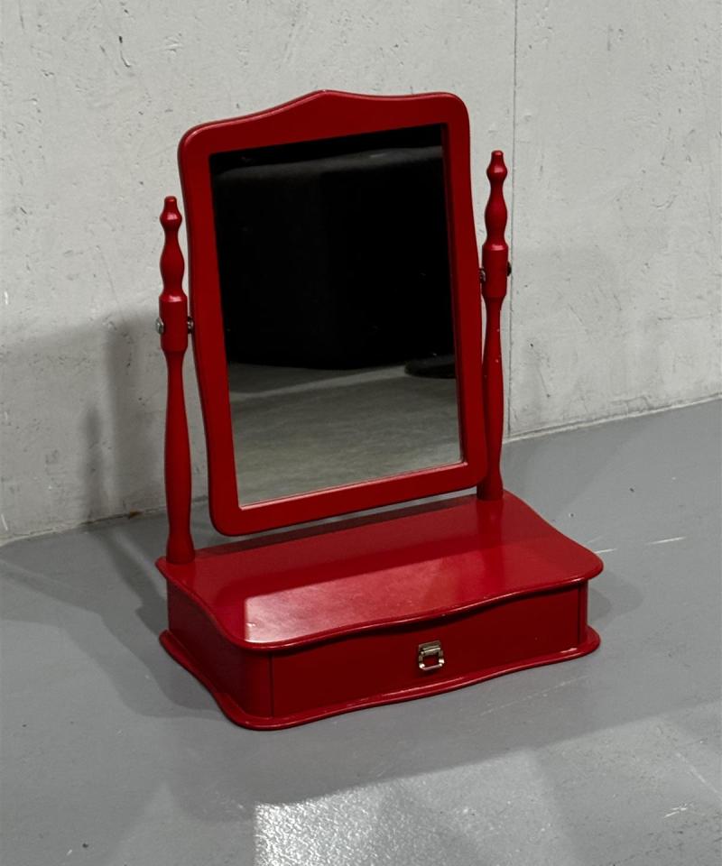 Piian peili lipastolla pieni punainen