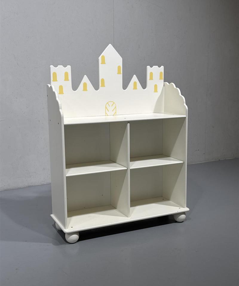 Lasten kirjahylly linna-aiheinen