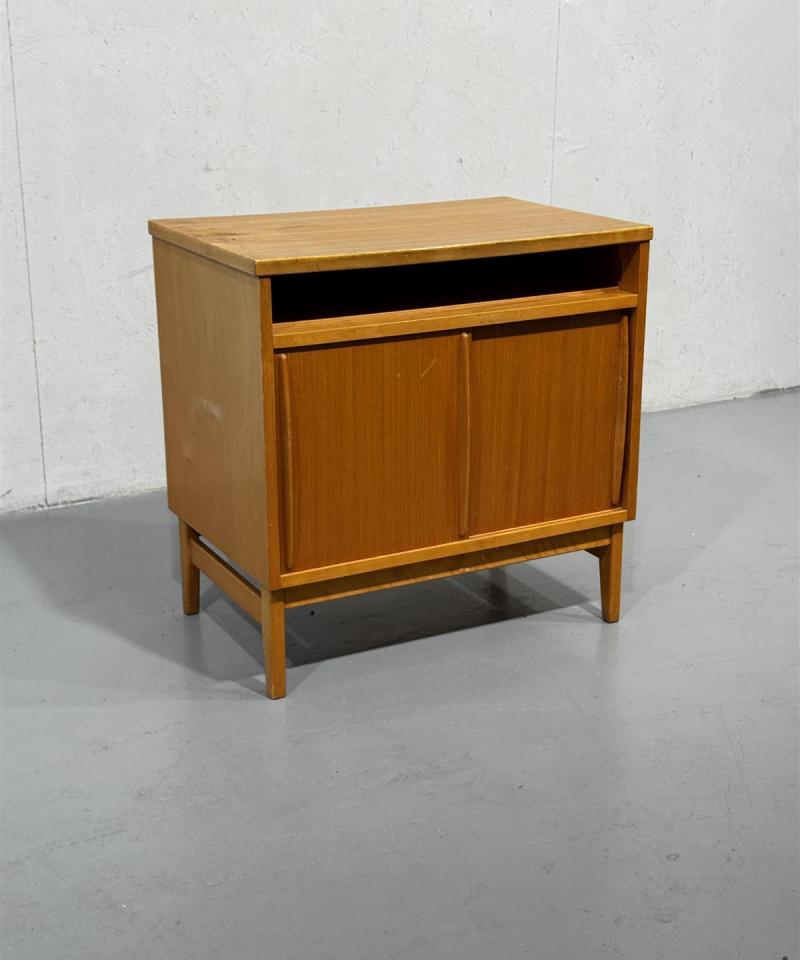 Vintage liukuovinen kaappi 1970-luku