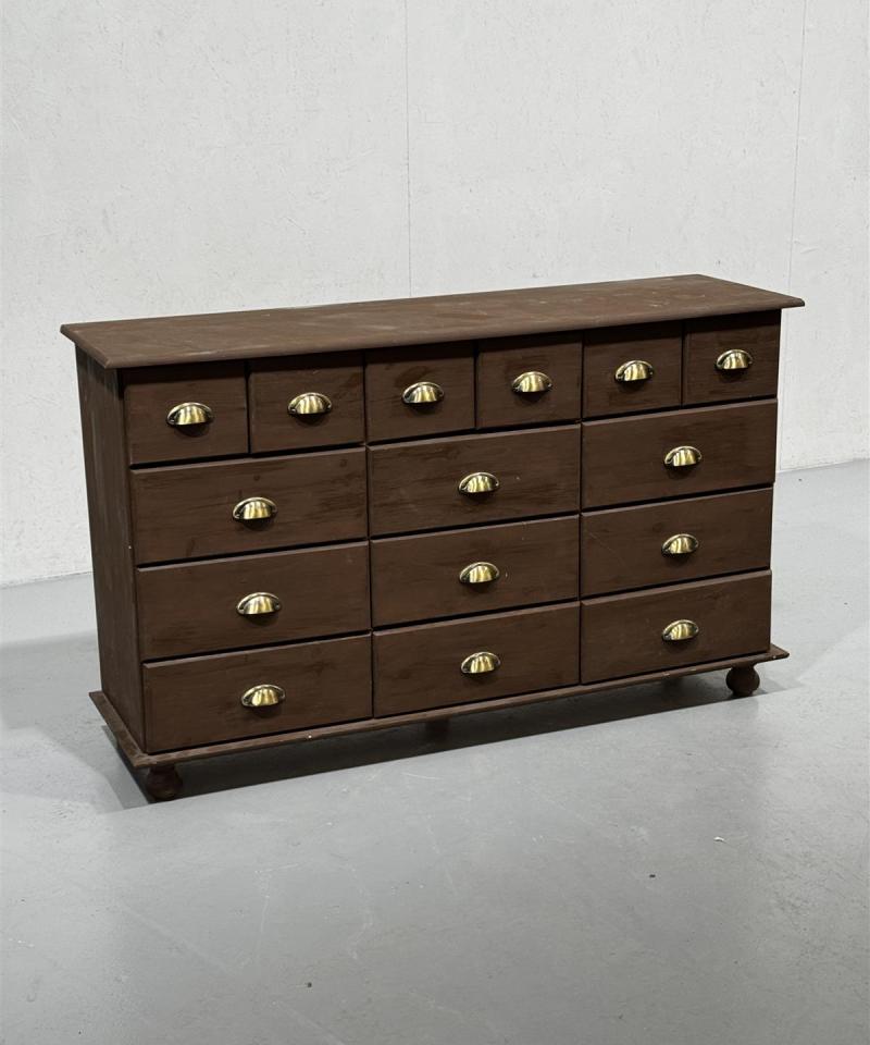 Apteekkarin puulipasto 15 vetolaatikkoa