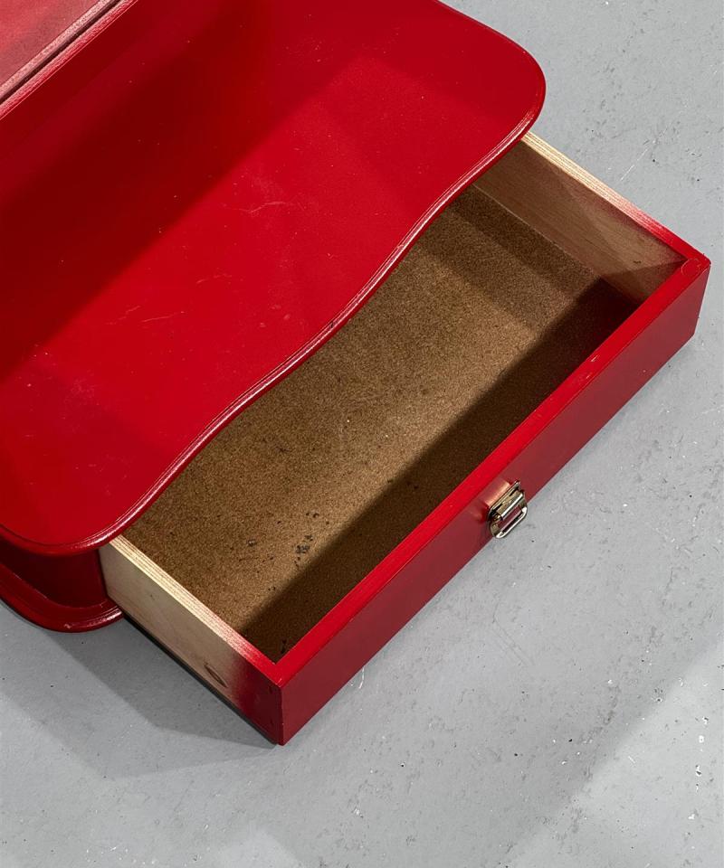 Piian peili lipastolla pieni punainen