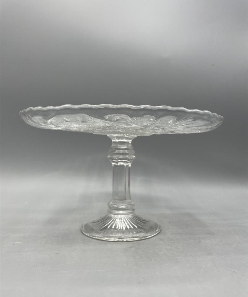 Lasinen jalallinen tarjoiluvati