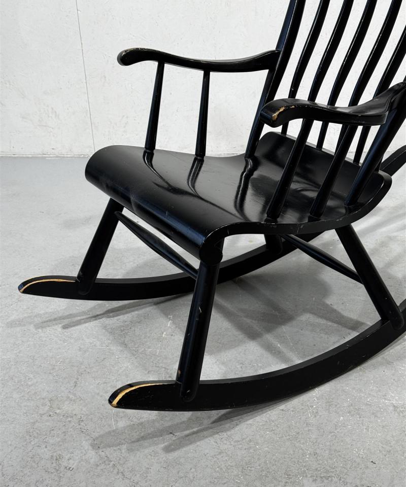 Vintage Urjalan keinutuoli musta