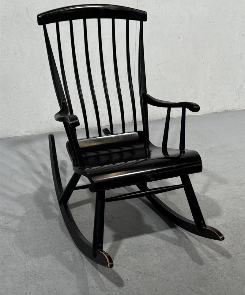 Vintage Urjalan keinutuoli musta