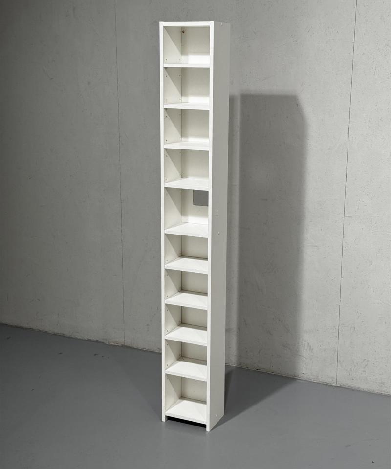 Valkoinen korkea hyllykkö