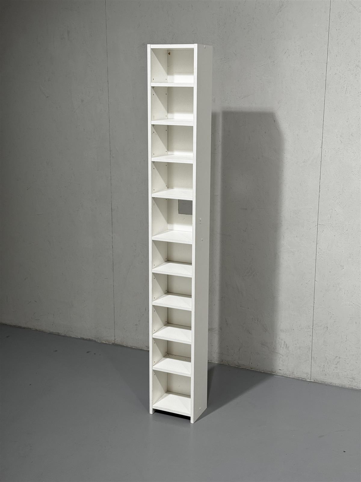 Valkoinen korkea hyllykkö