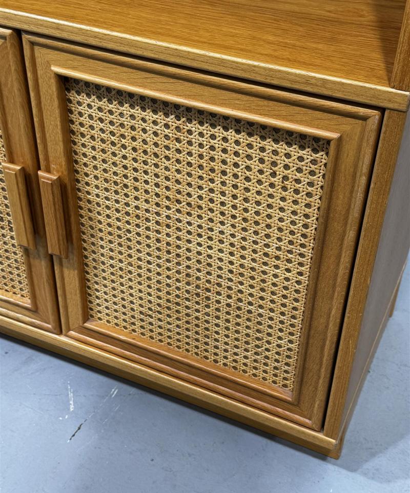 Vintage kaappi rottinkiovilla