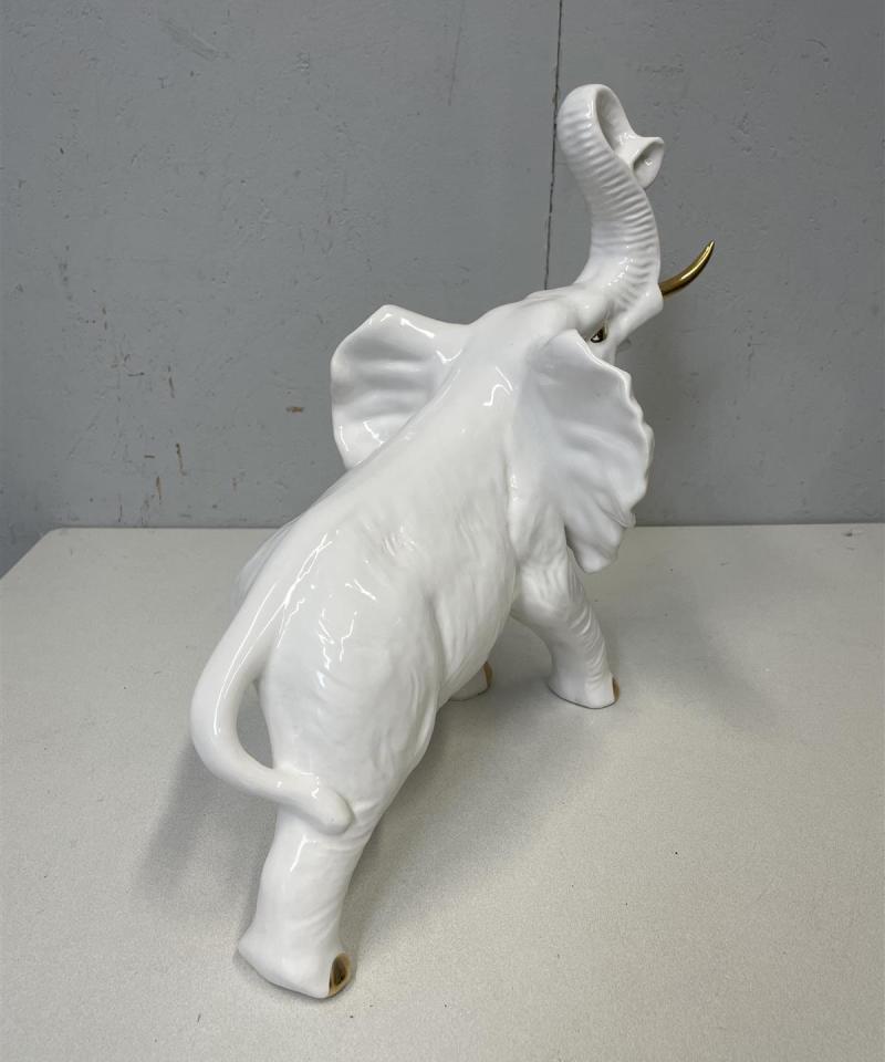 Posliininen Norsu patsas