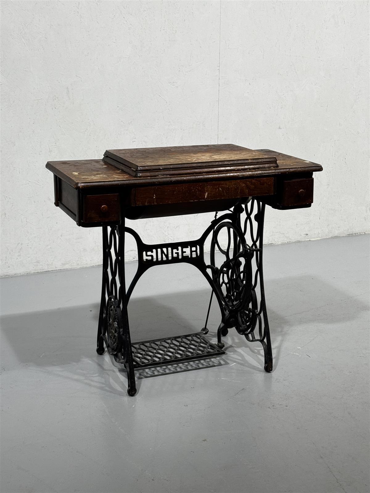 Singer vintage ompelukonepöytä koristeeksi