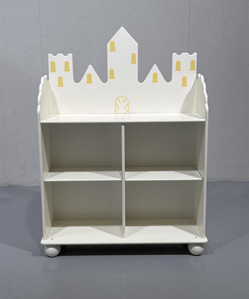 Lasten kirjahylly linna-aiheinen