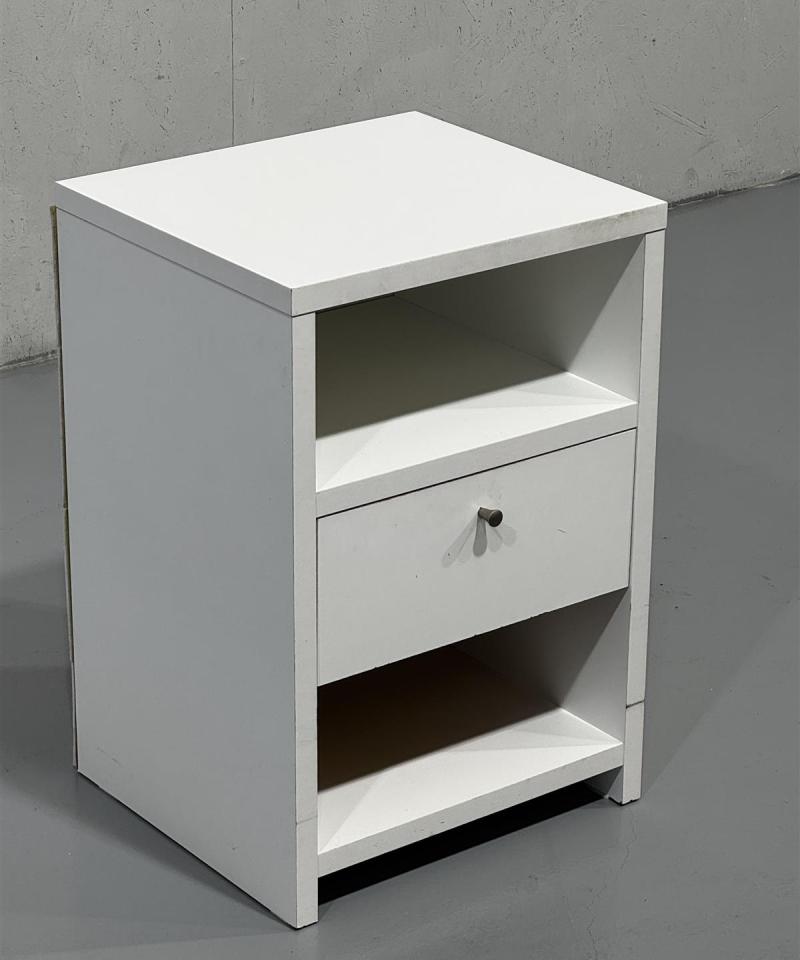 Valkoinen yöpöytä