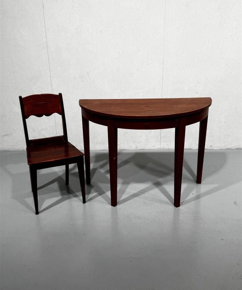 Puolipyöreä pöytä ja talonpoikais puutuoli