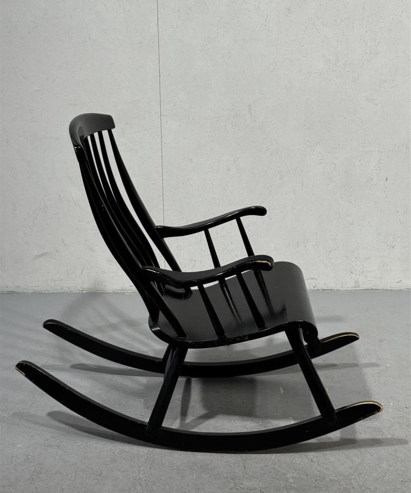 Vintage Urjalan keinutuoli musta