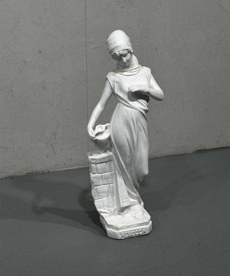 Rebecca kaivolla patsas