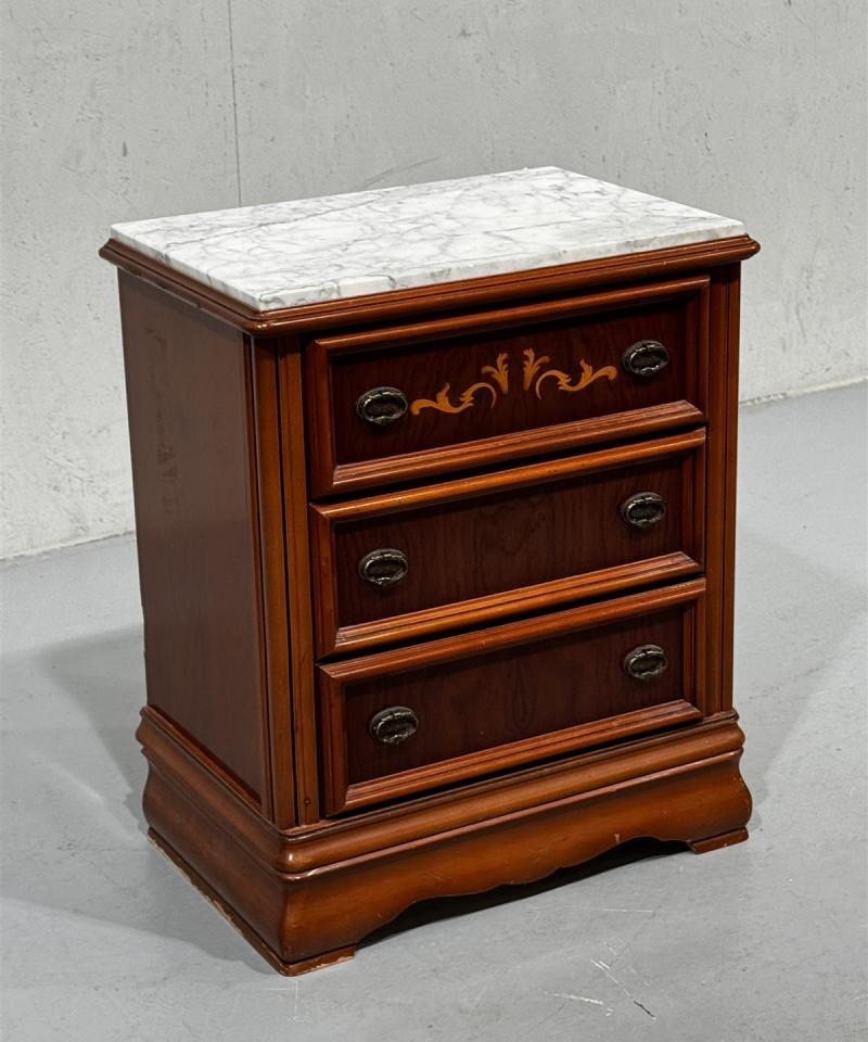 Klassinen yöpöytä marmoritaso