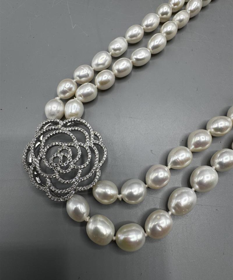 Aito helminauha kukkakoristeella