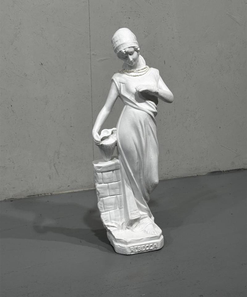 Rebecca kaivolla patsas