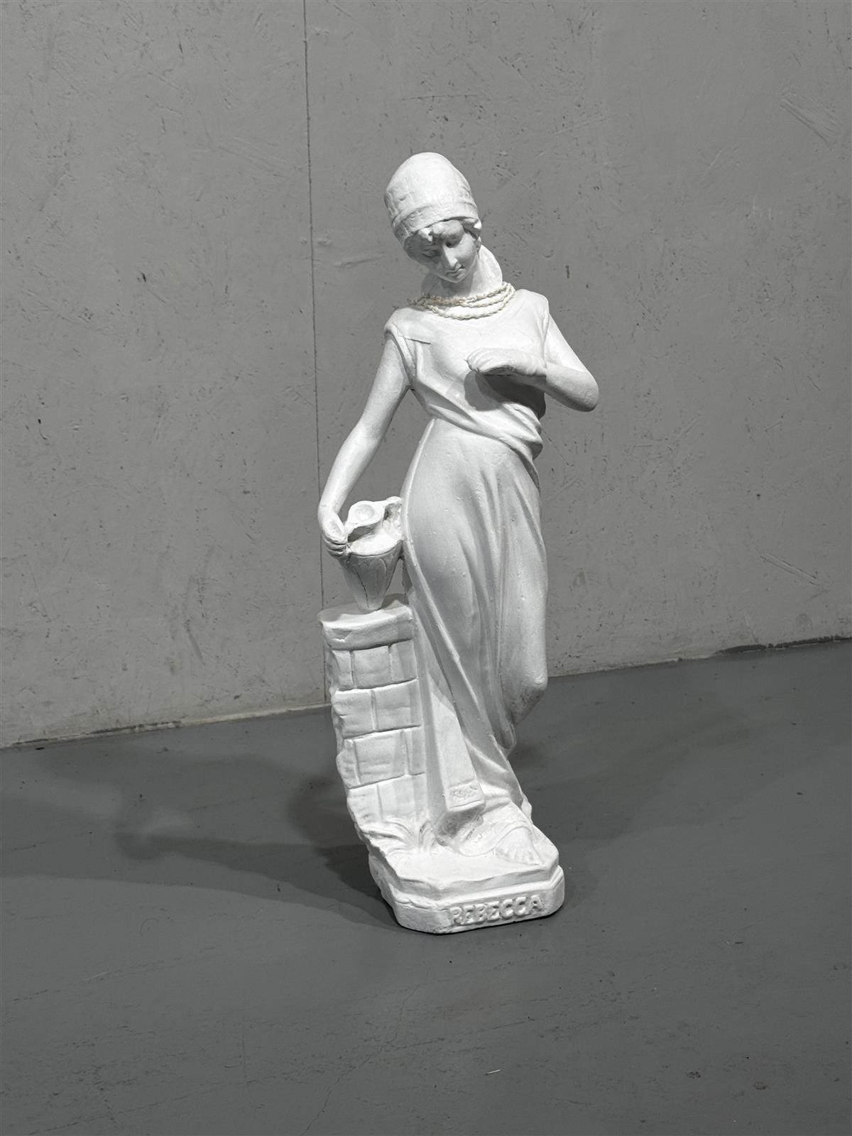 Rebecca kaivolla patsas