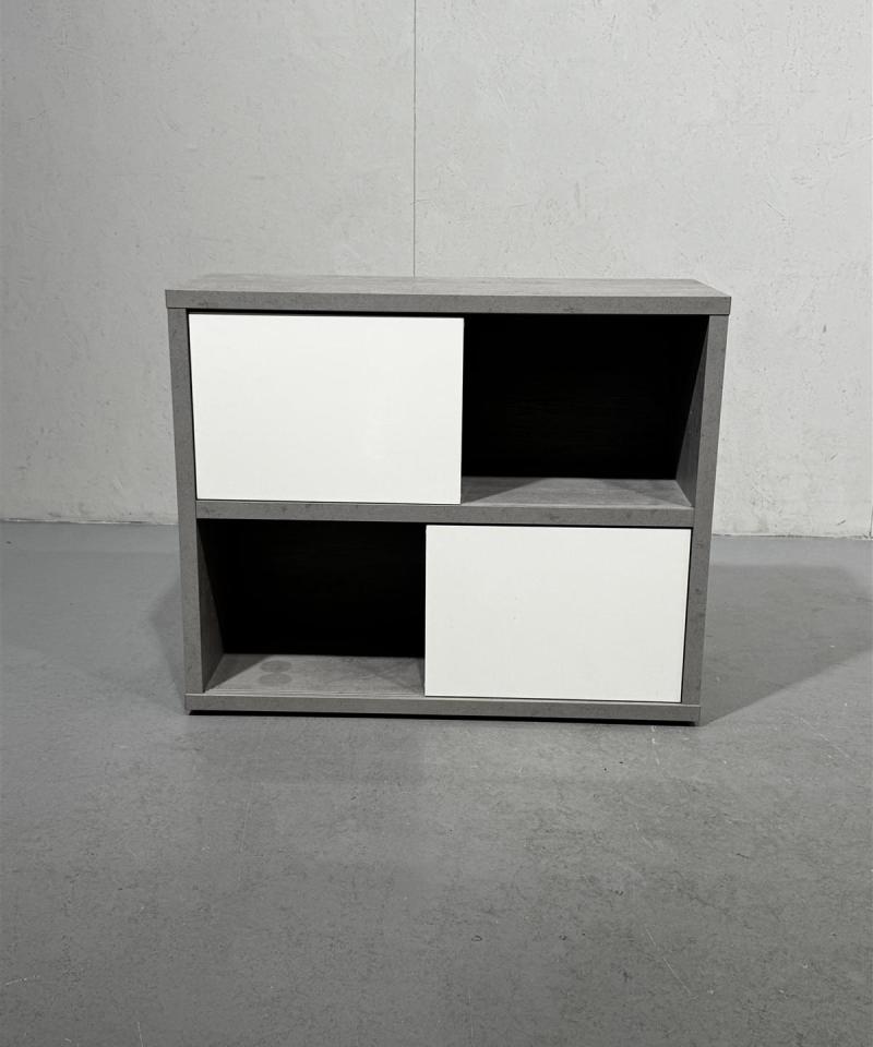 Jysk Ullits harmaa hyllykkö liukuovilla