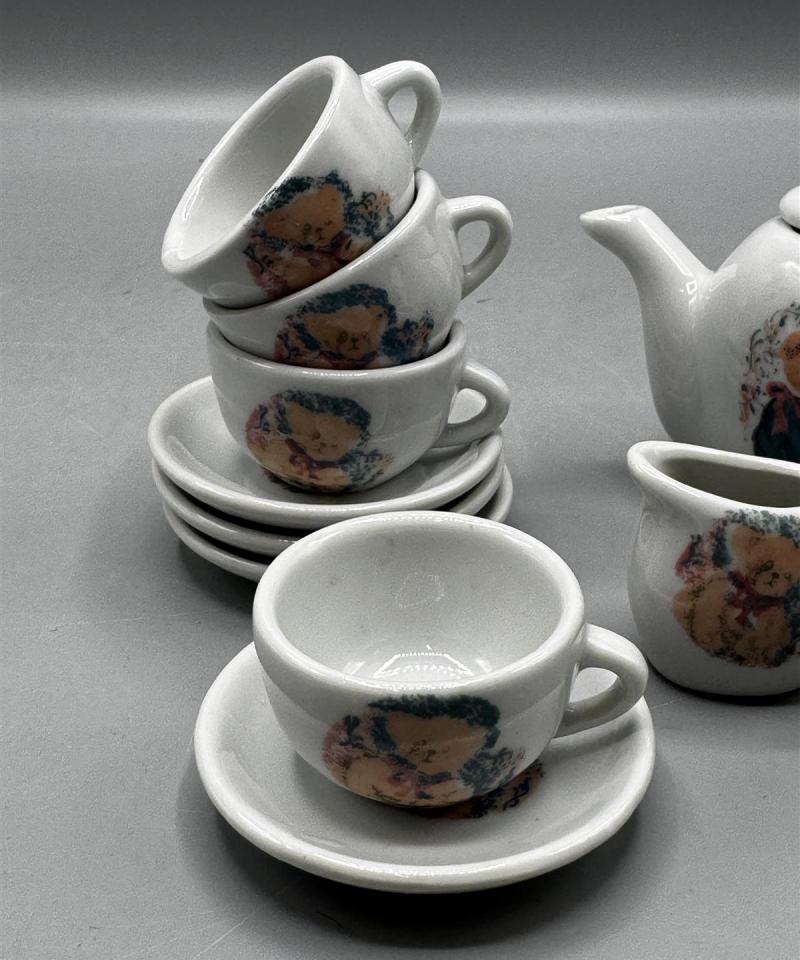 Lasten teekalusto nallekuvioilla