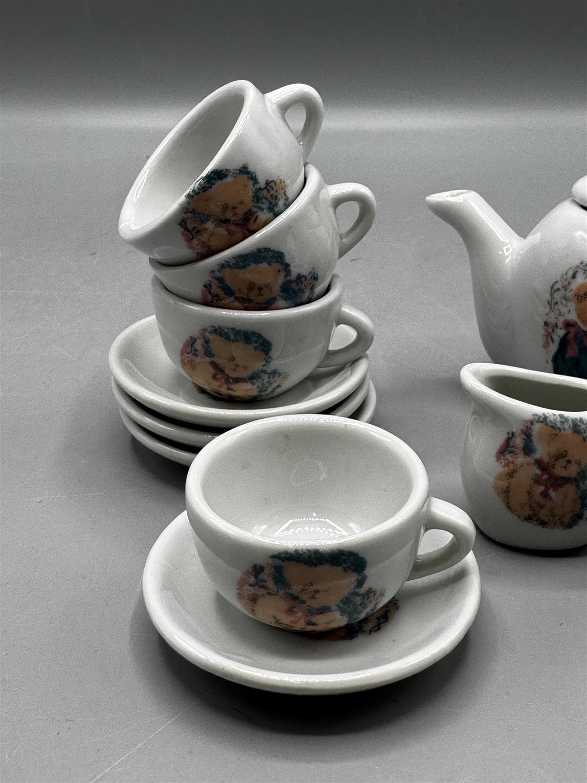 Lasten teekalusto nallekuvioilla