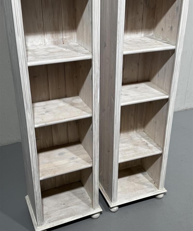 Kapea hyllykkö (2kpl) valkopetsattu