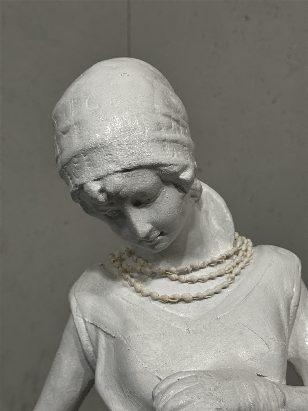 Rebecca kaivolla patsas