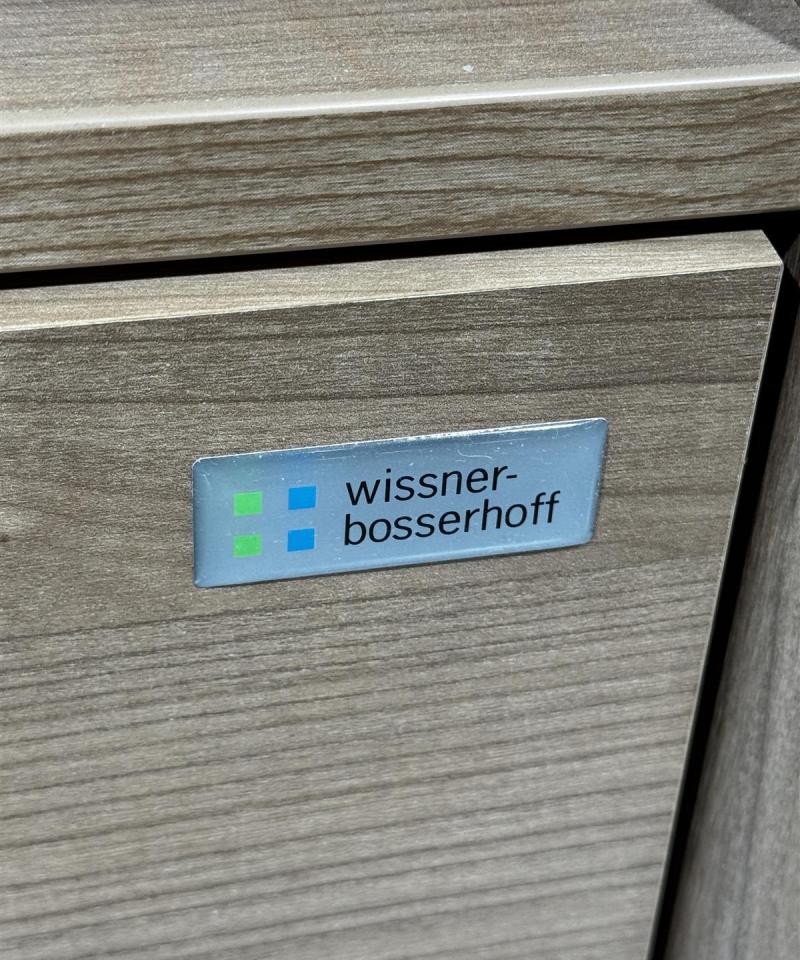 Wissner-Bosserhoff yöpöytä lisätasolla