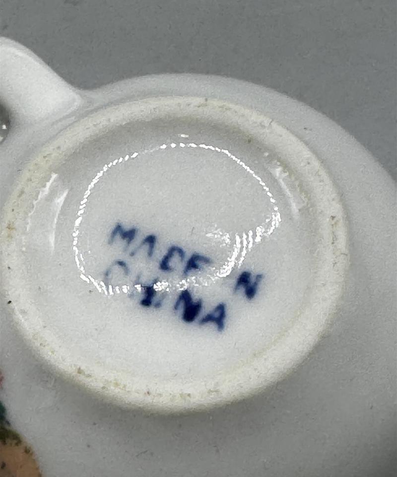 Lasten teekalusto nallekuvioilla