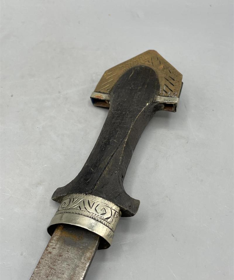 Koristeellinen veitsi ja tuppi