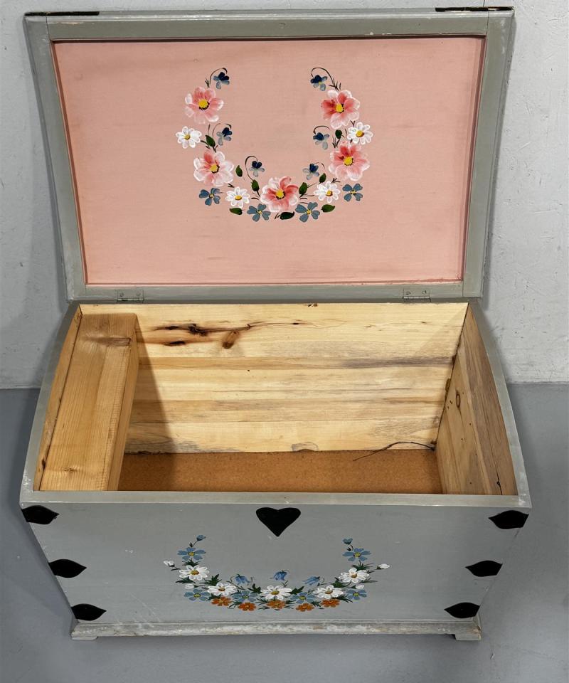 Vintage käsinmaalattu arkku harmaa