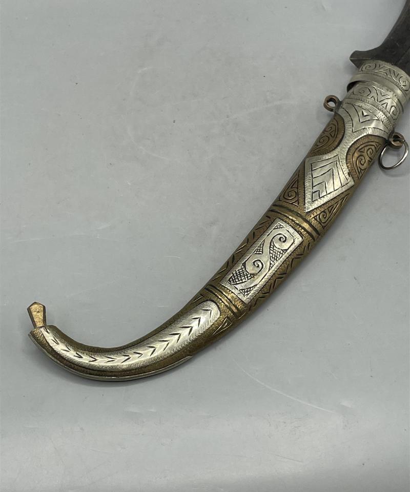 Koristeellinen veitsi ja tuppi