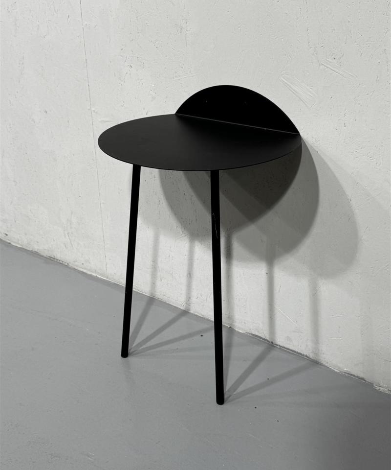 Moderni musta sivupöytä seinälle