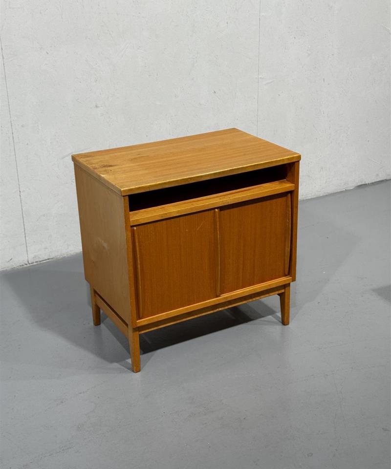 Vintage liukuovinen kaappi 1970-luku