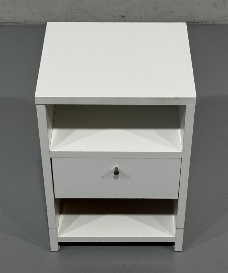 Valkoinen yöpöytä