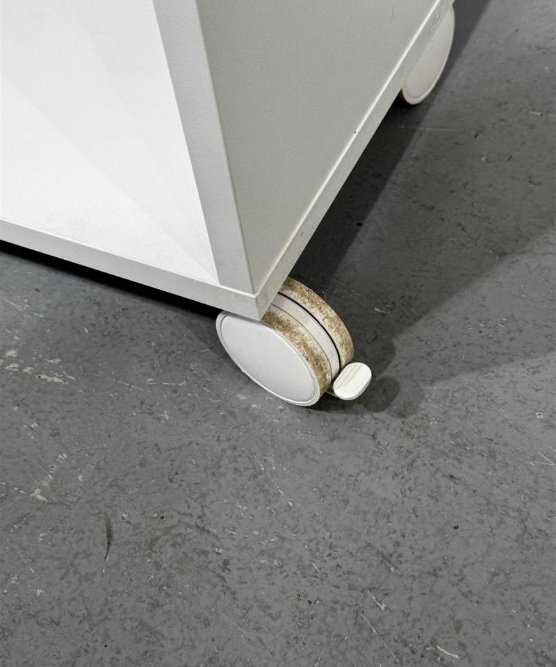 Laminoitu hyllykkö pyörillä 80x40x130