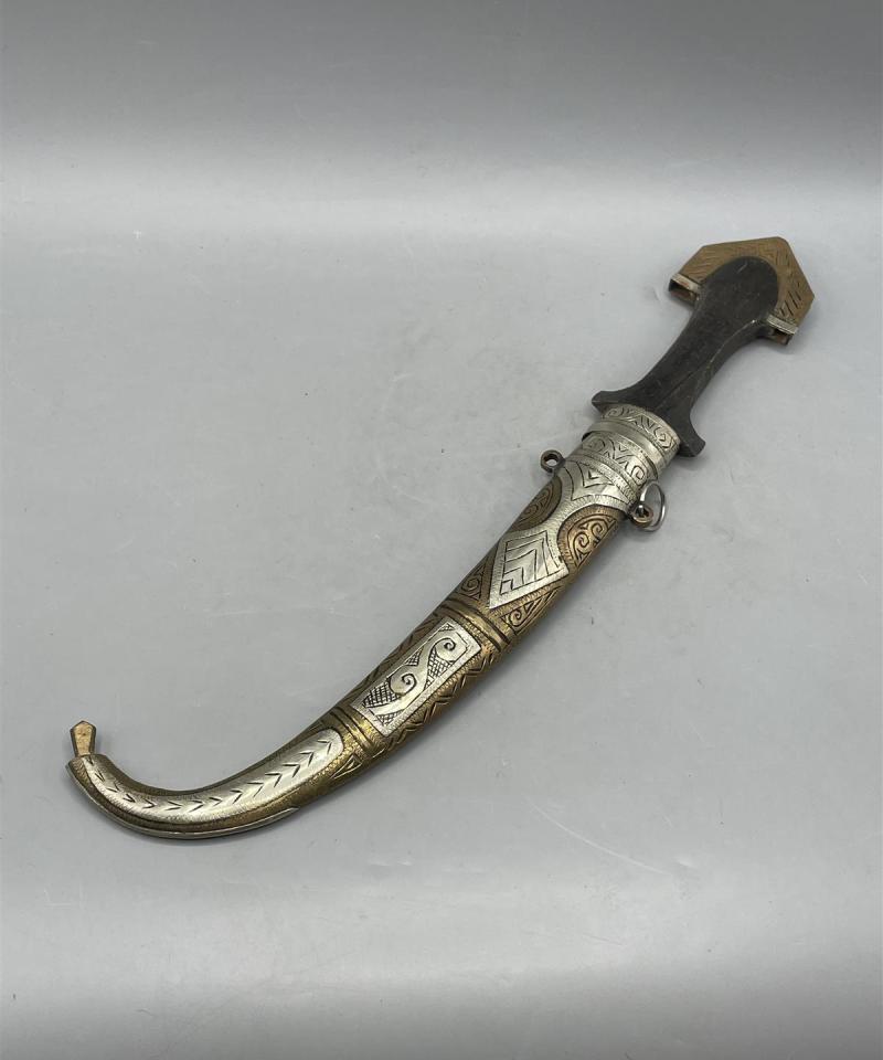 Koristeellinen veitsi ja tuppi