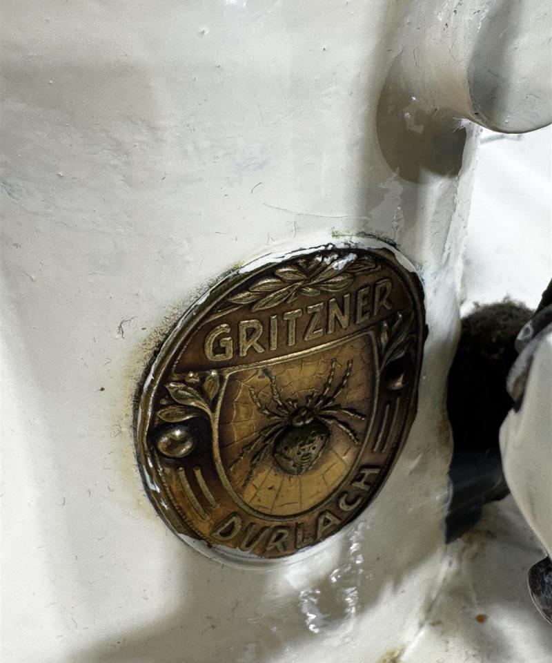 Gritzner ompelukonepöytä koristeeksi