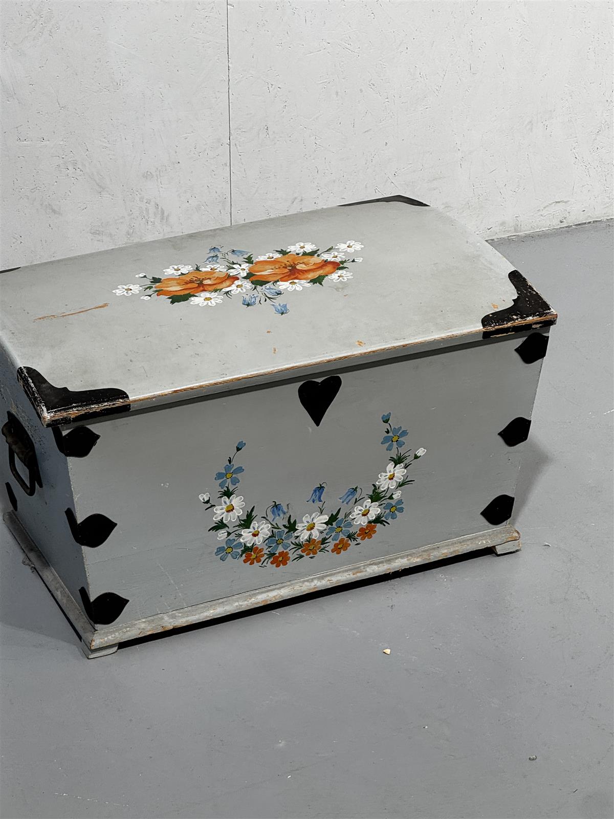 Vintage käsinmaalattu arkku harmaa