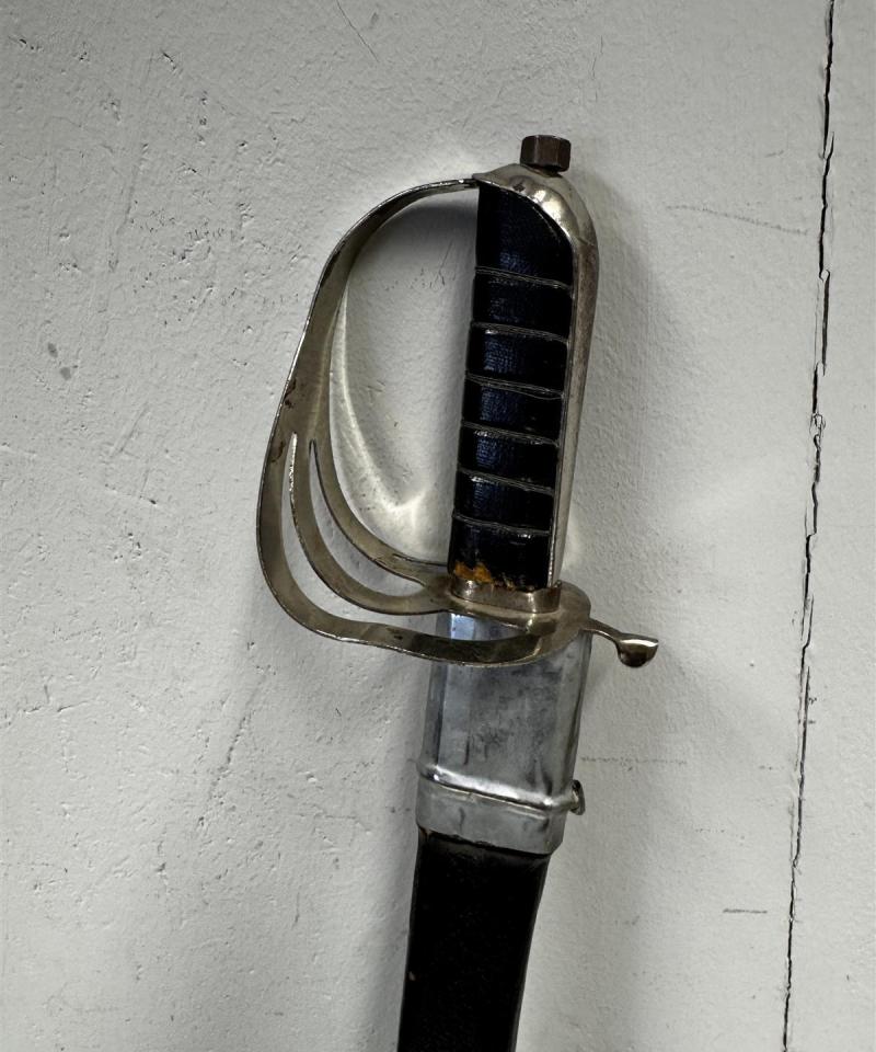 Miekka ja tuppi Intia