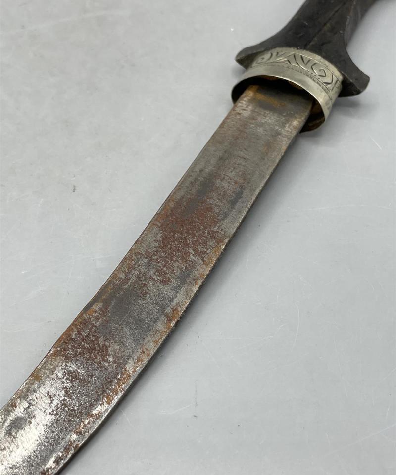 Koristeellinen veitsi ja tuppi