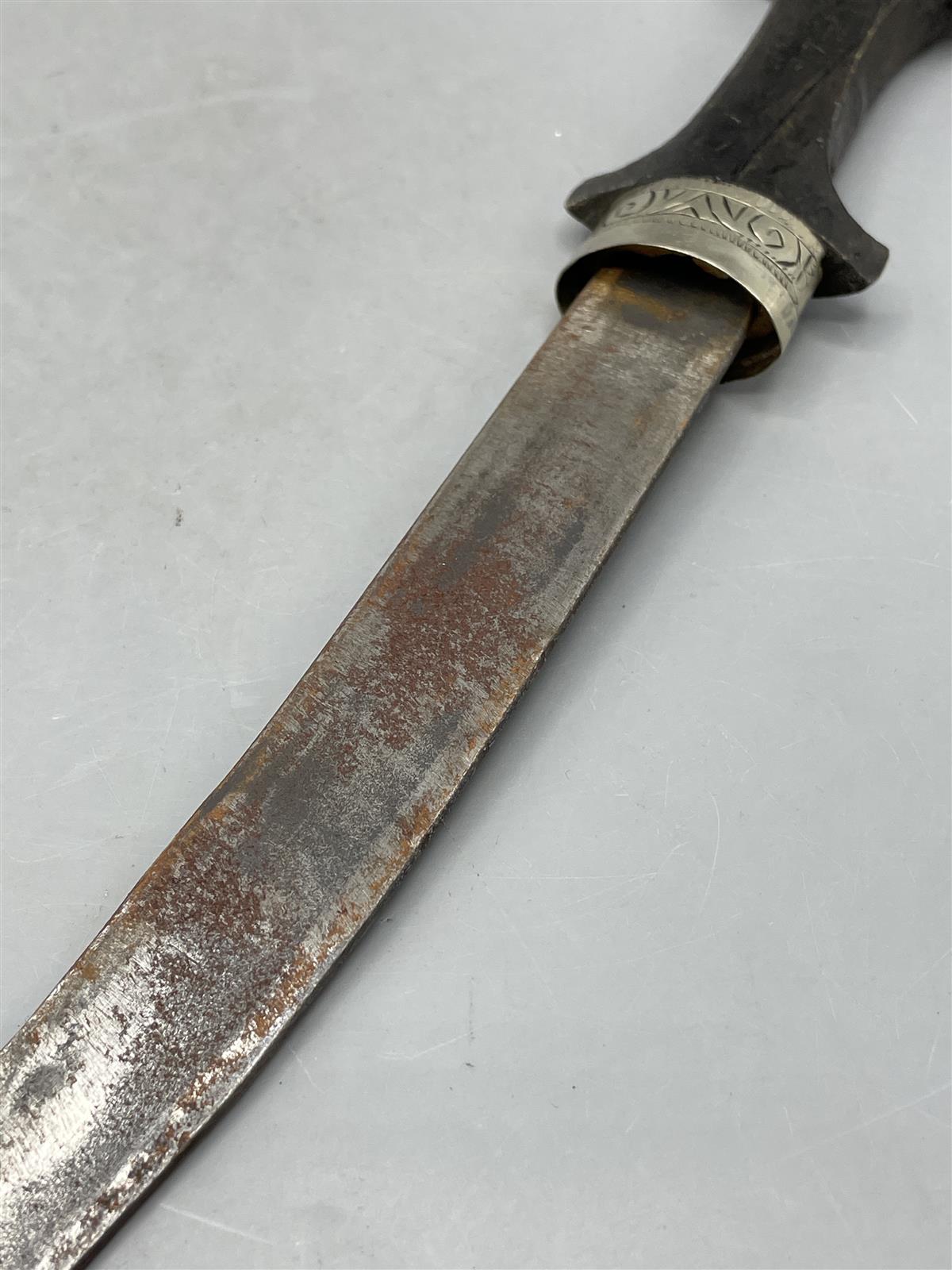 Koristeellinen veitsi ja tuppi