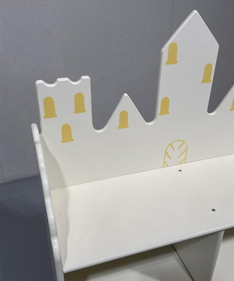 Lasten kirjahylly linna-aiheinen