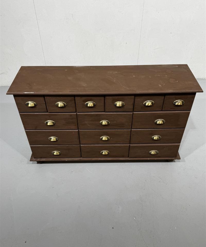 Apteekkarin puulipasto 15 vetolaatikkoa