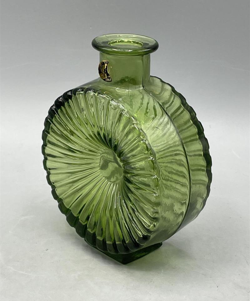 Riihimäen lasi Aurinkopullo vihreä 1/4, Helena Tynell