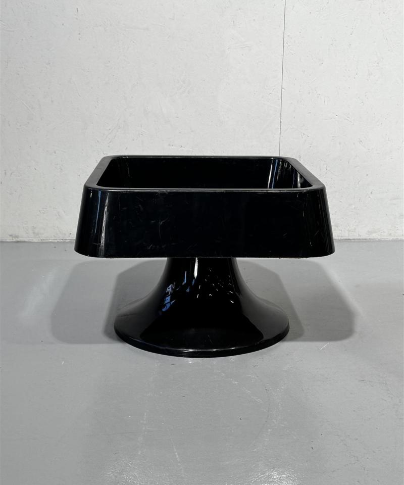 Retro jalallinen kukka-astia musta