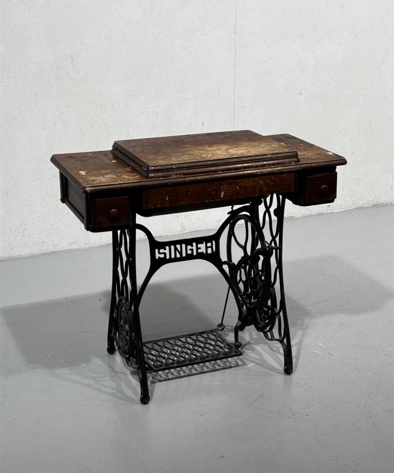 Singer vintage ompelukonepöytä koristeeksi