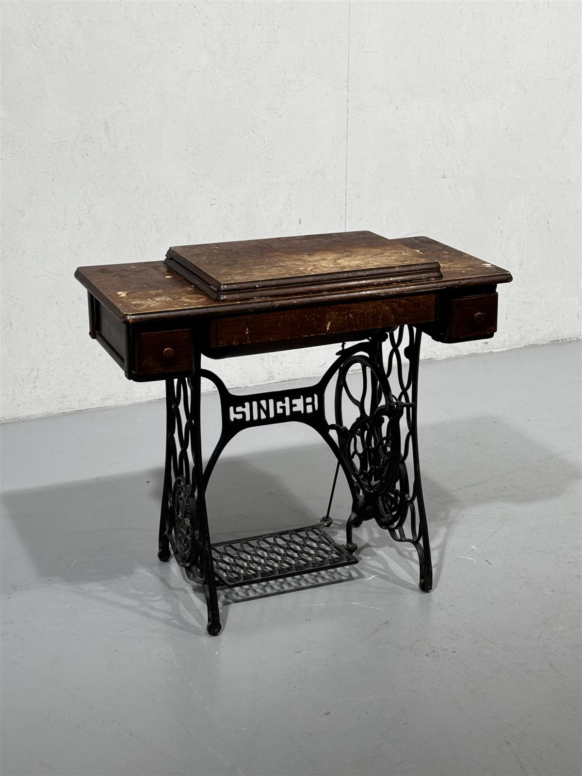 Singer vintage ompelukonepöytä koristeeksi