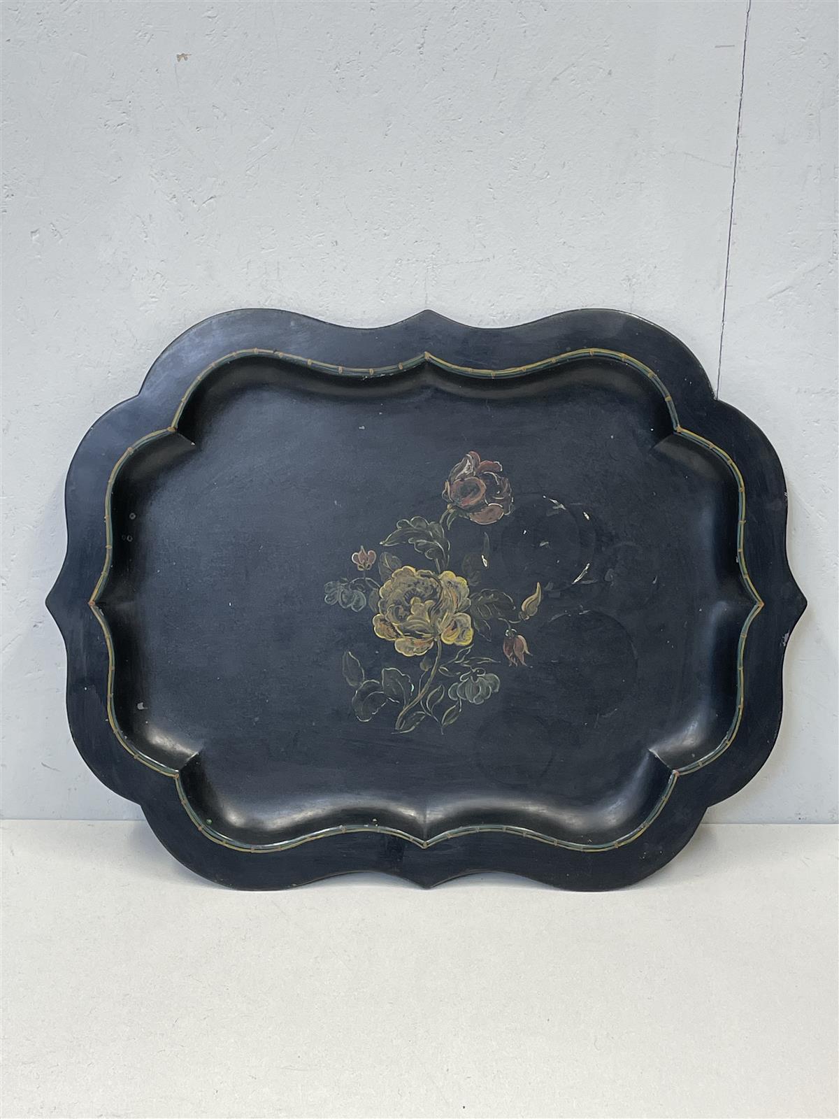 Vintage iso metallitarjotin kukkakuvioinnilla