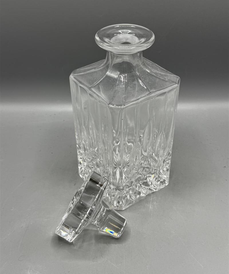 Kirkas lasikarahvi kulmikas